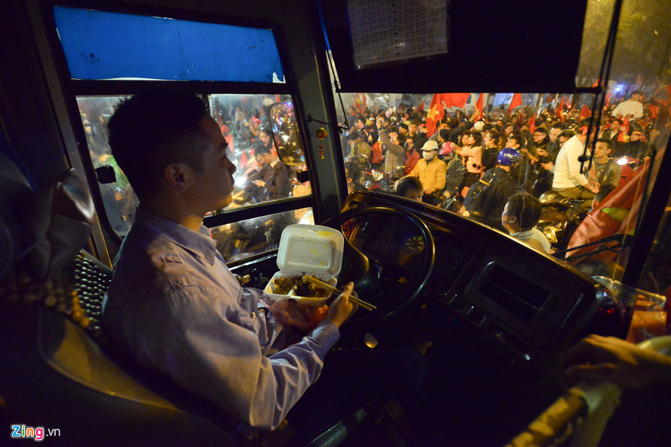 CĐV quá khích nhảy nóc xe buýt ăn mừng bóng đá U23 Việt Nam